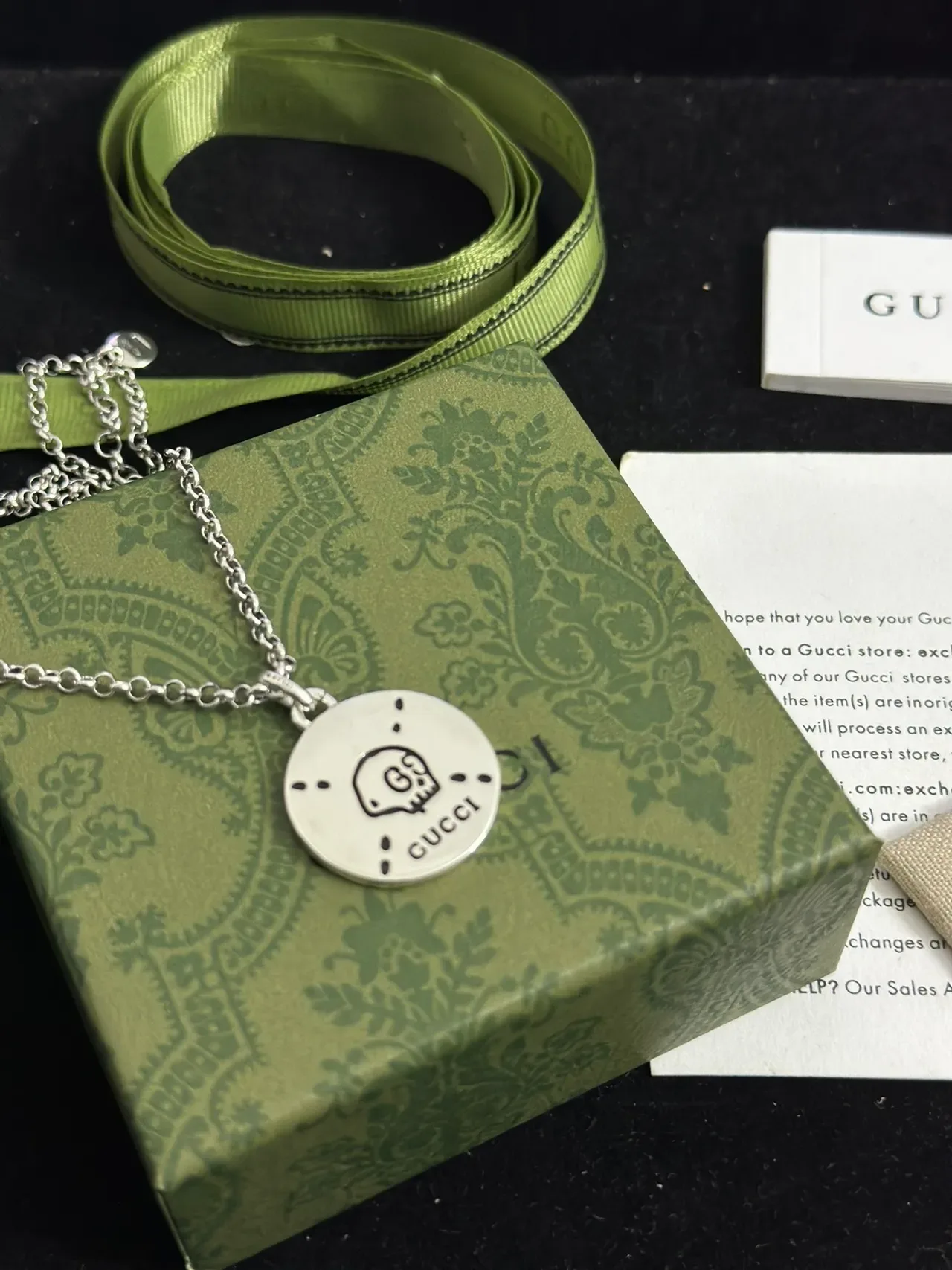Gucci খুকুনি মোটিফ সিলভার-টোন সার্কুলার পেন্ডেন্ট নেকলেস 4