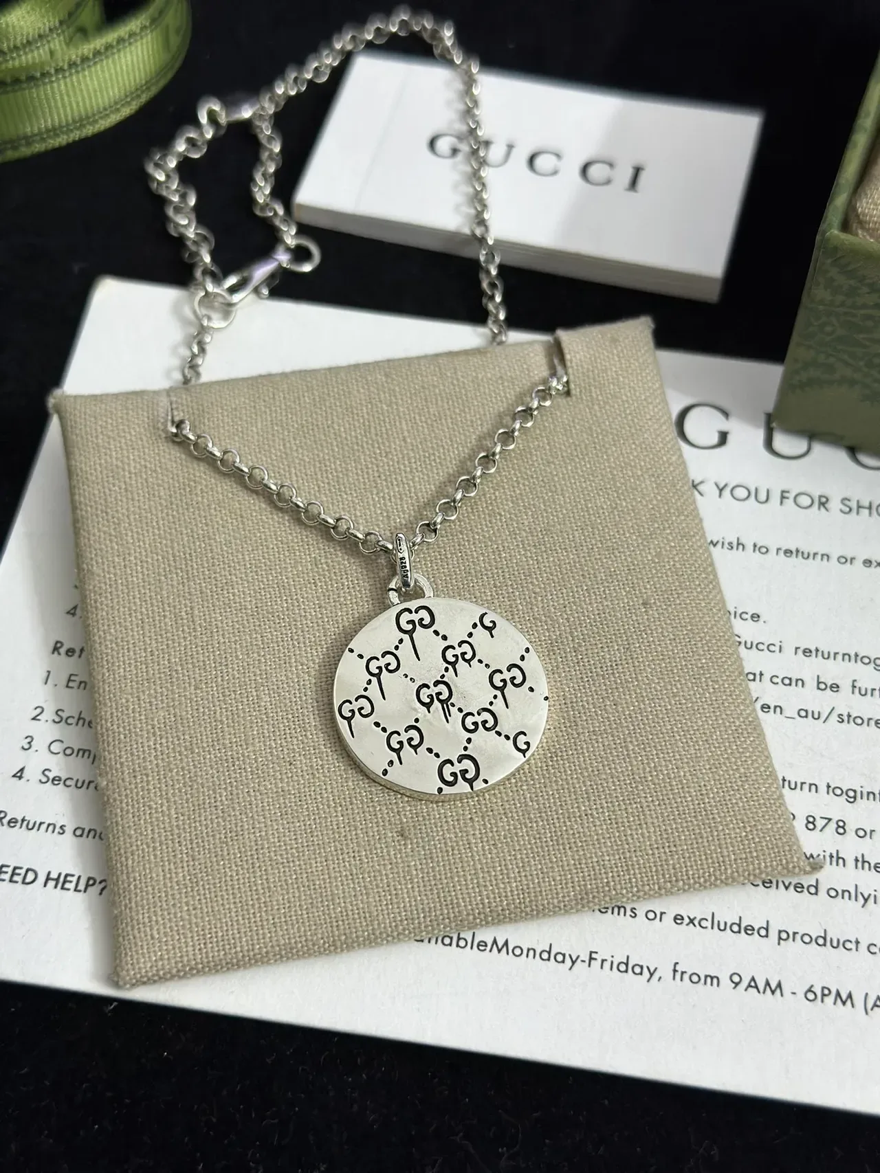 Gucci খুকুনি মোটিফ সিলভার-টোন সার্কুলার পেন্ডেন্ট নেকলেস 5