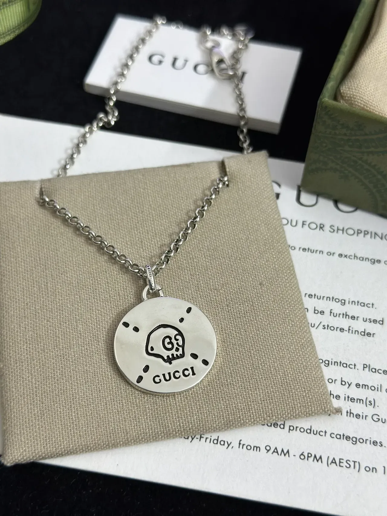 Gucci খুকুনি মোটিফ সিলভার-টোন সার্কুলার পেন্ডেন্ট নেকলেস 6