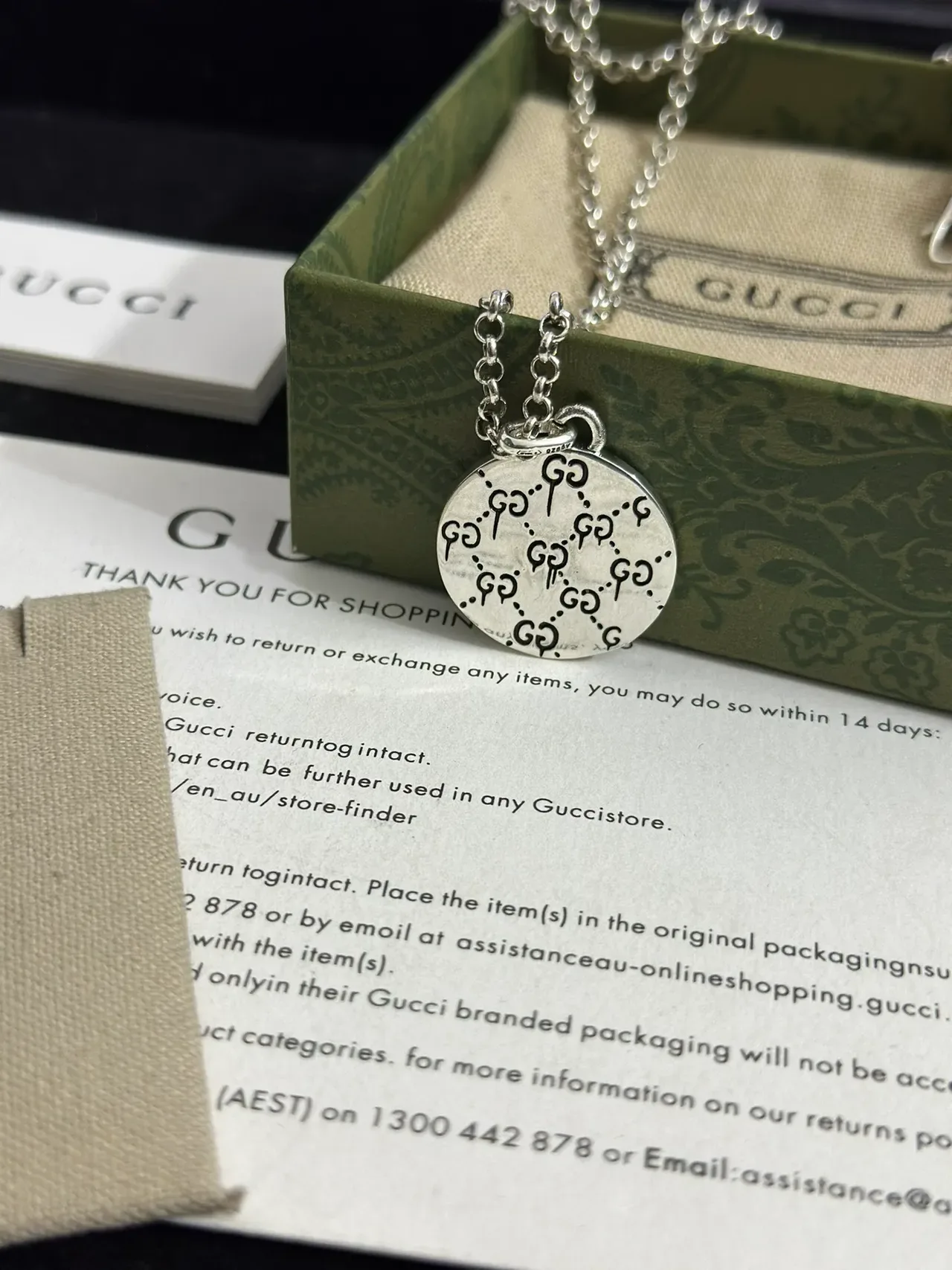 Gucci খুকুনি মোটিফ সিলভার-টোন সার্কুলার পেন্ডেন্ট নেকলেস 7