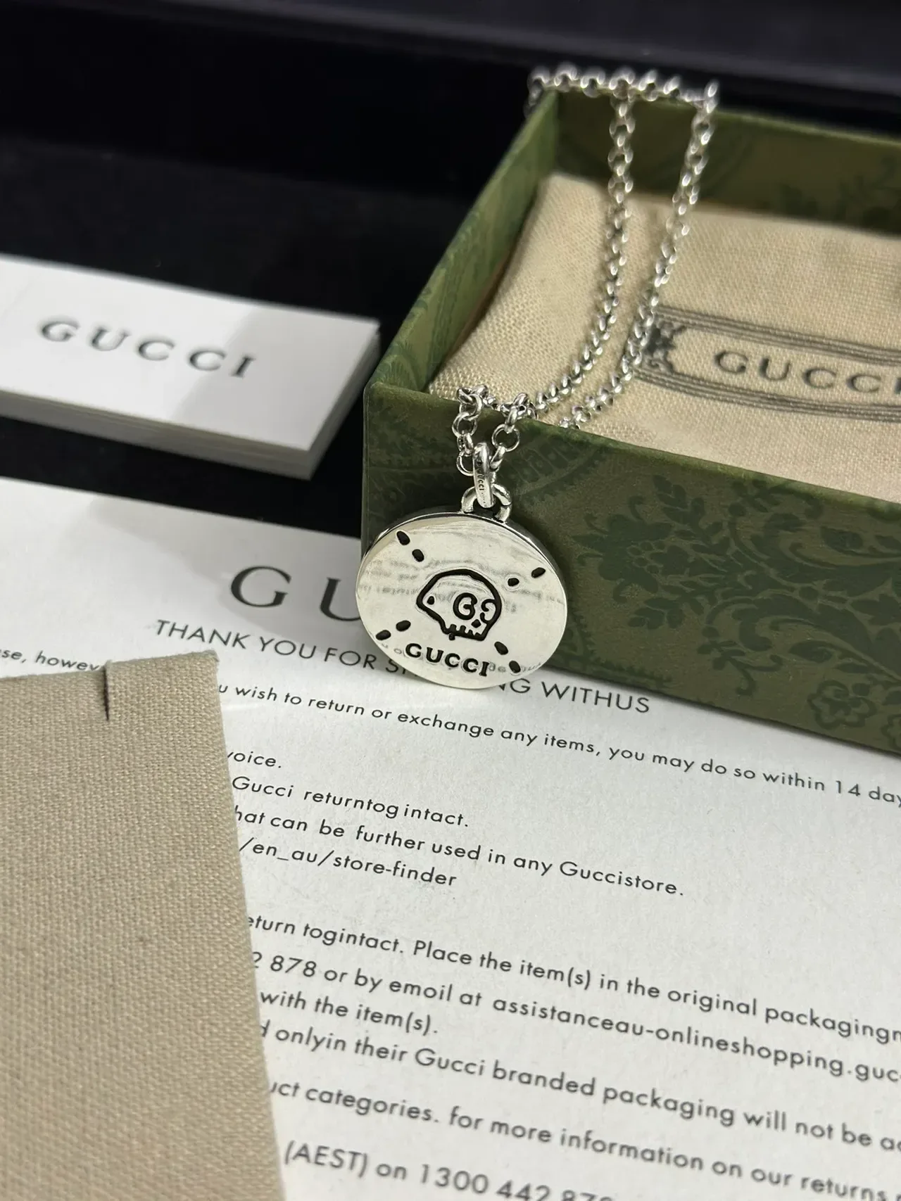 Gucci খুকুনি মোটিফ সিলভার-টোন সার্কুলার পেন্ডেন্ট নেকলেস 8