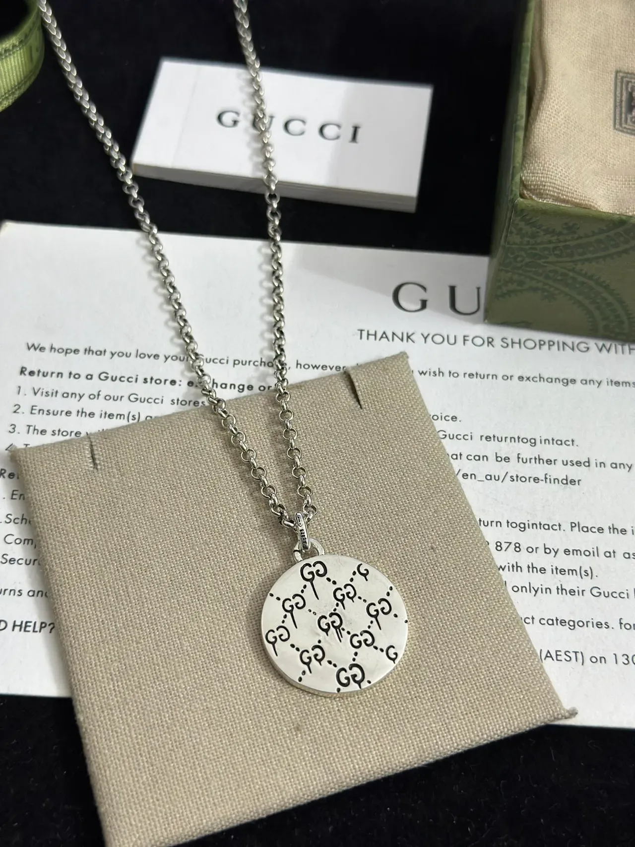 Gucci খুকুনি মোটিফ সিলভার-টোন সার্কুলার পেন্ডেন্ট নেকলেস 9