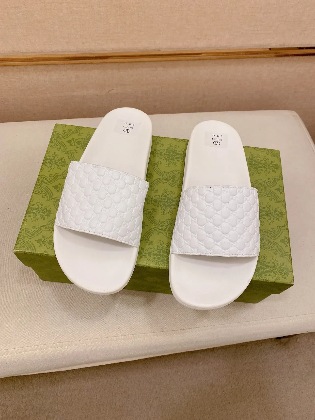 Gucci Slides GG Monograma Correa Acolchada 3