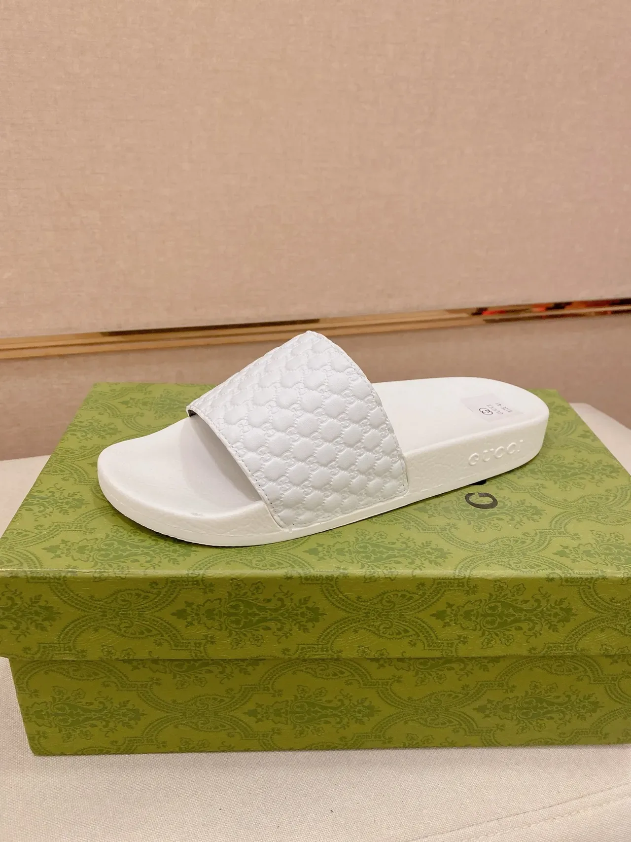 Gucci Slides GG Monograma Correa Acolchada 4