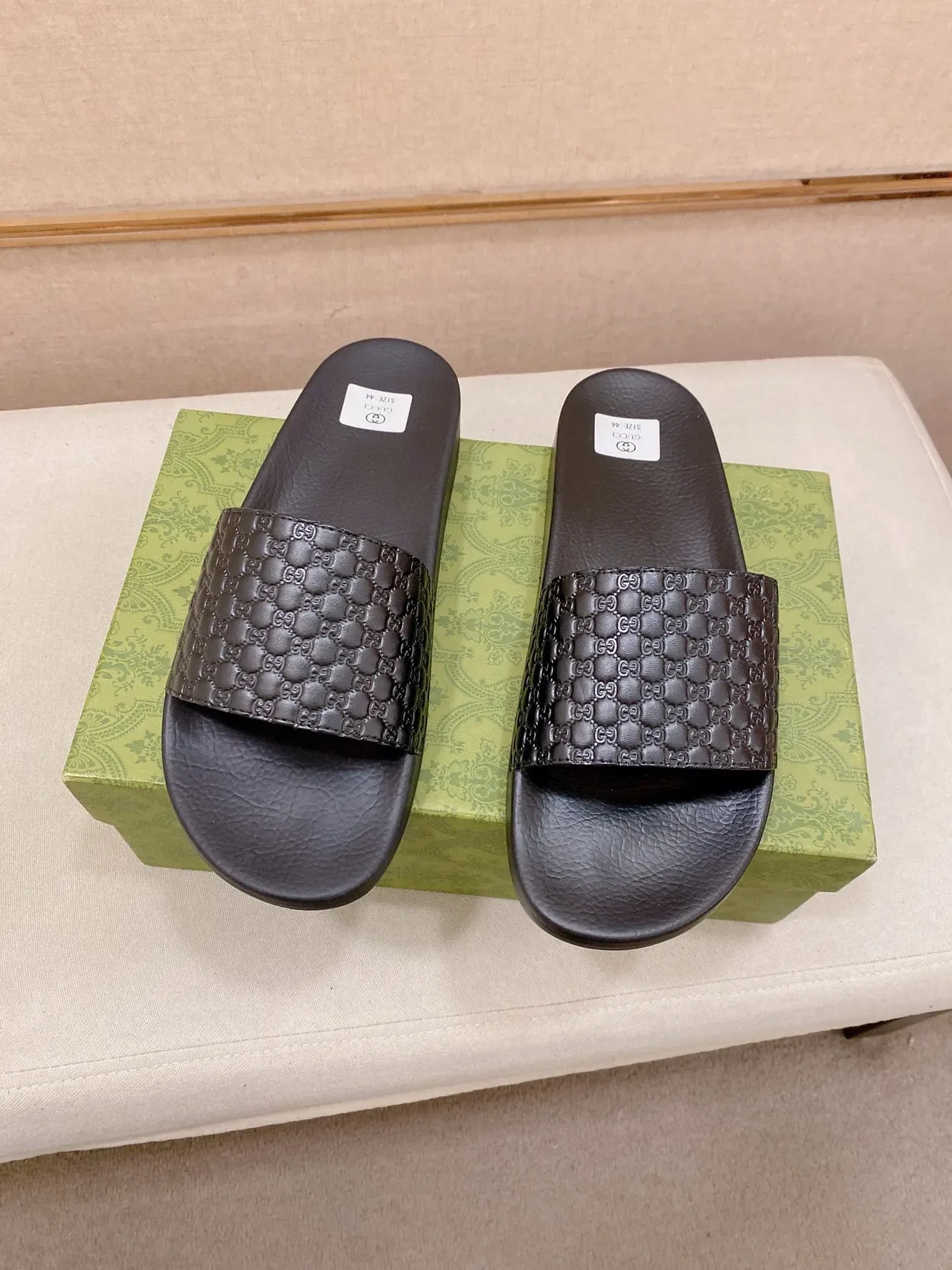 Gucci Slides GG Monograma Correa Acolchada 6