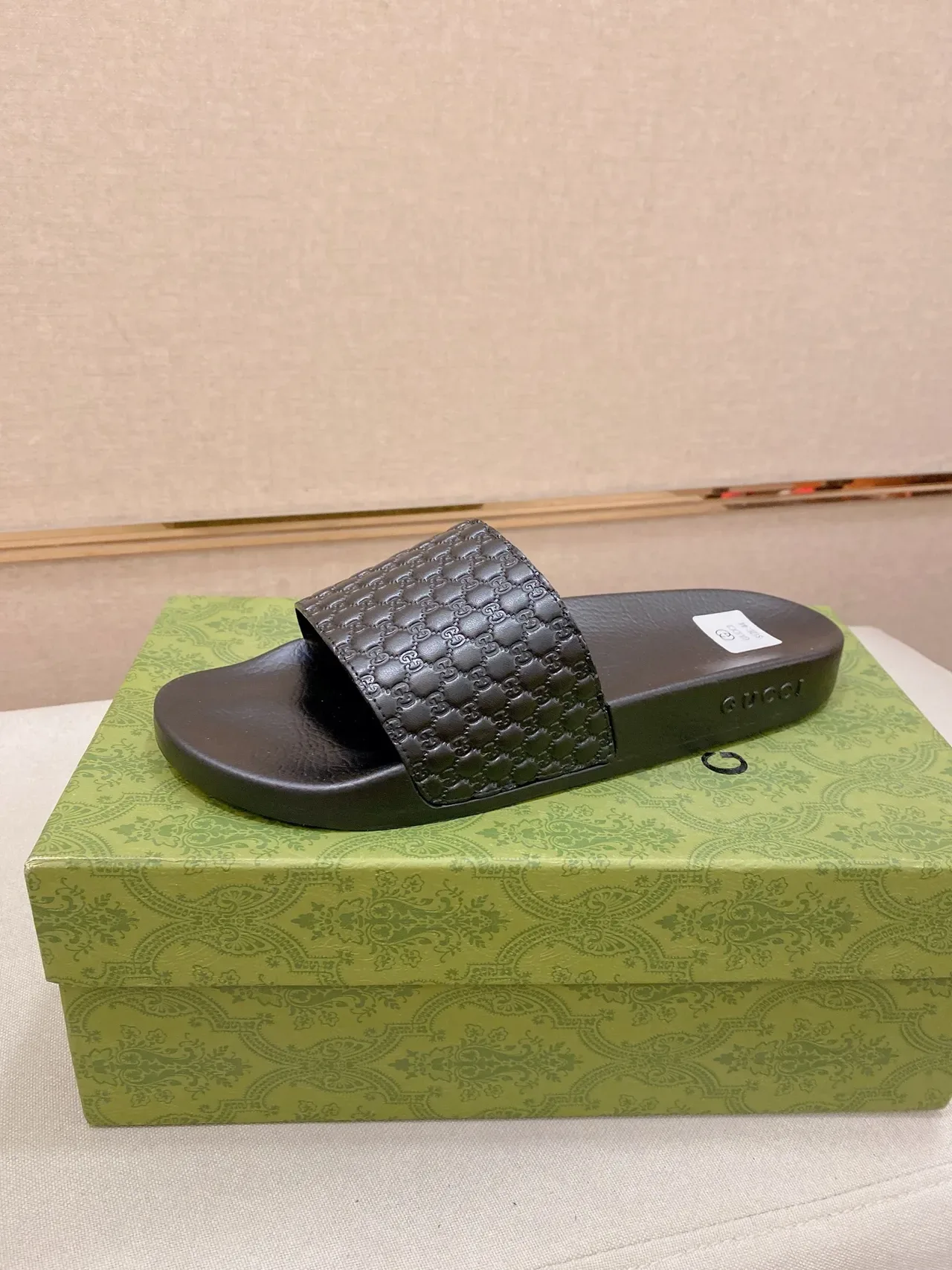 Gucci Slides GG Monograma Correa Acolchada 7