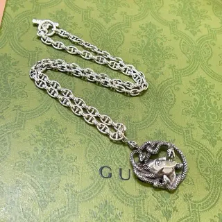 Gucci সাপ-ঘিরা মূর্তিকলা পেন্ডেন্ট হার