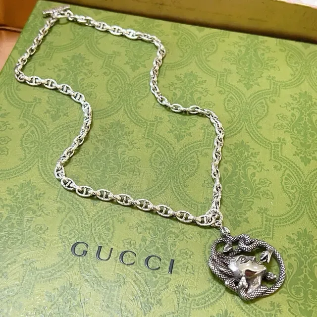 Gucci Collier Avec Pendentif Sculptural Enveloppé En Serpent 3