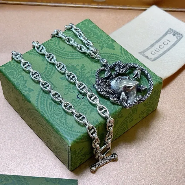 Gucci Collier Avec Pendentif Sculptural Enveloppé En Serpent 4