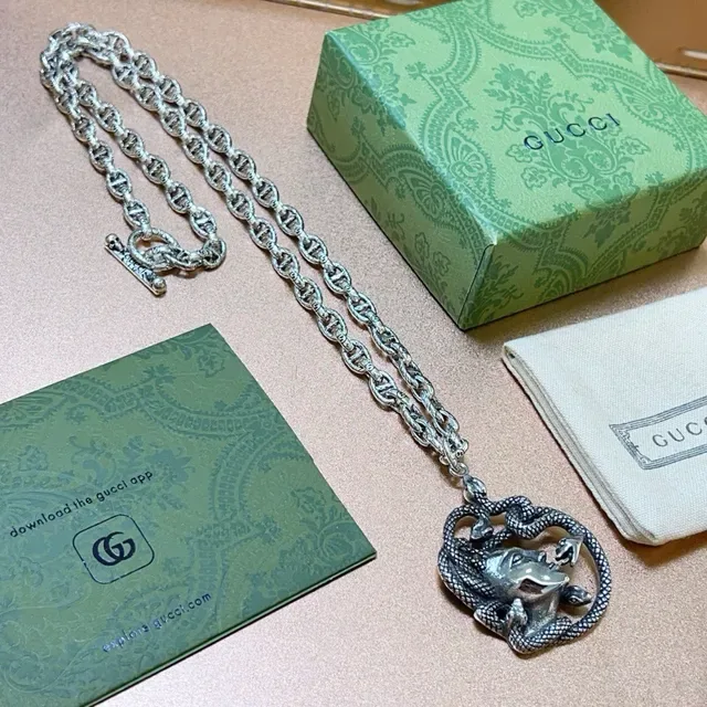 Gucci Collier Avec Pendentif Sculptural Enveloppé En Serpent 5