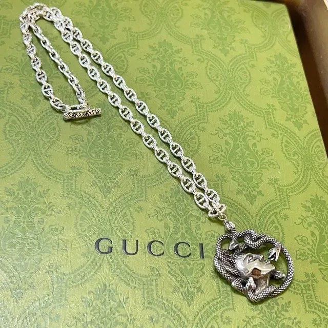 Gucci Collier Avec Pendentif Sculptural Enveloppé En Serpent 7