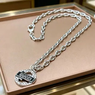 Gucci Collier avec Pendentif Interlocking G Texturé en Peau de Serpent