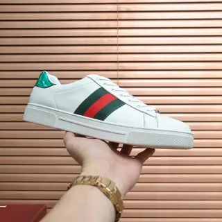 Gucci أحذية رياضية أبيض أخضر جلد علوي تفاصيل شريط ويب نمط حياة