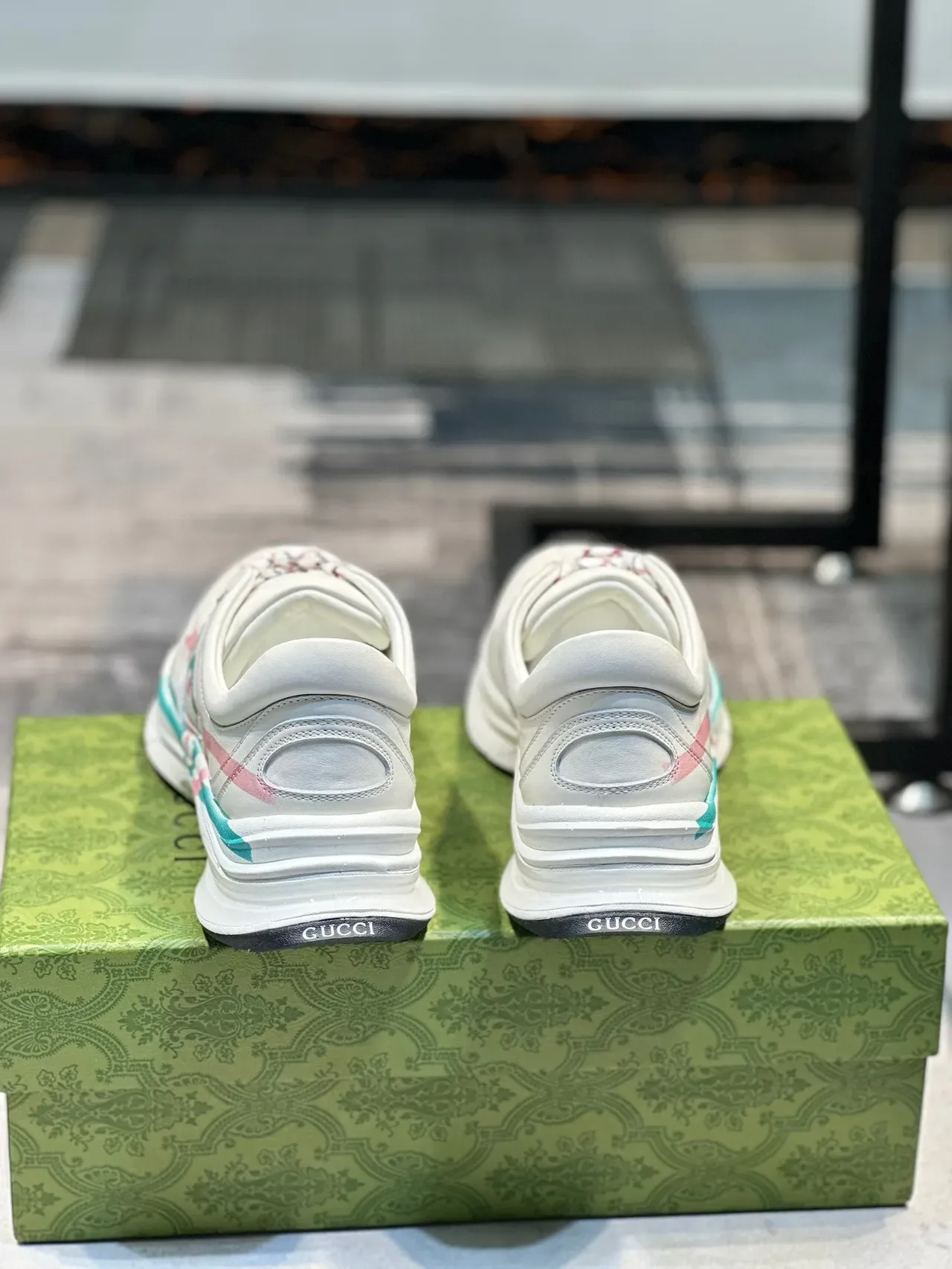 Gucci লাইফস্টাইল স্নিকার্স সাদা গোলাপি লো টপ ছিদ্রযুক্ত লোগো প্যানেল 2