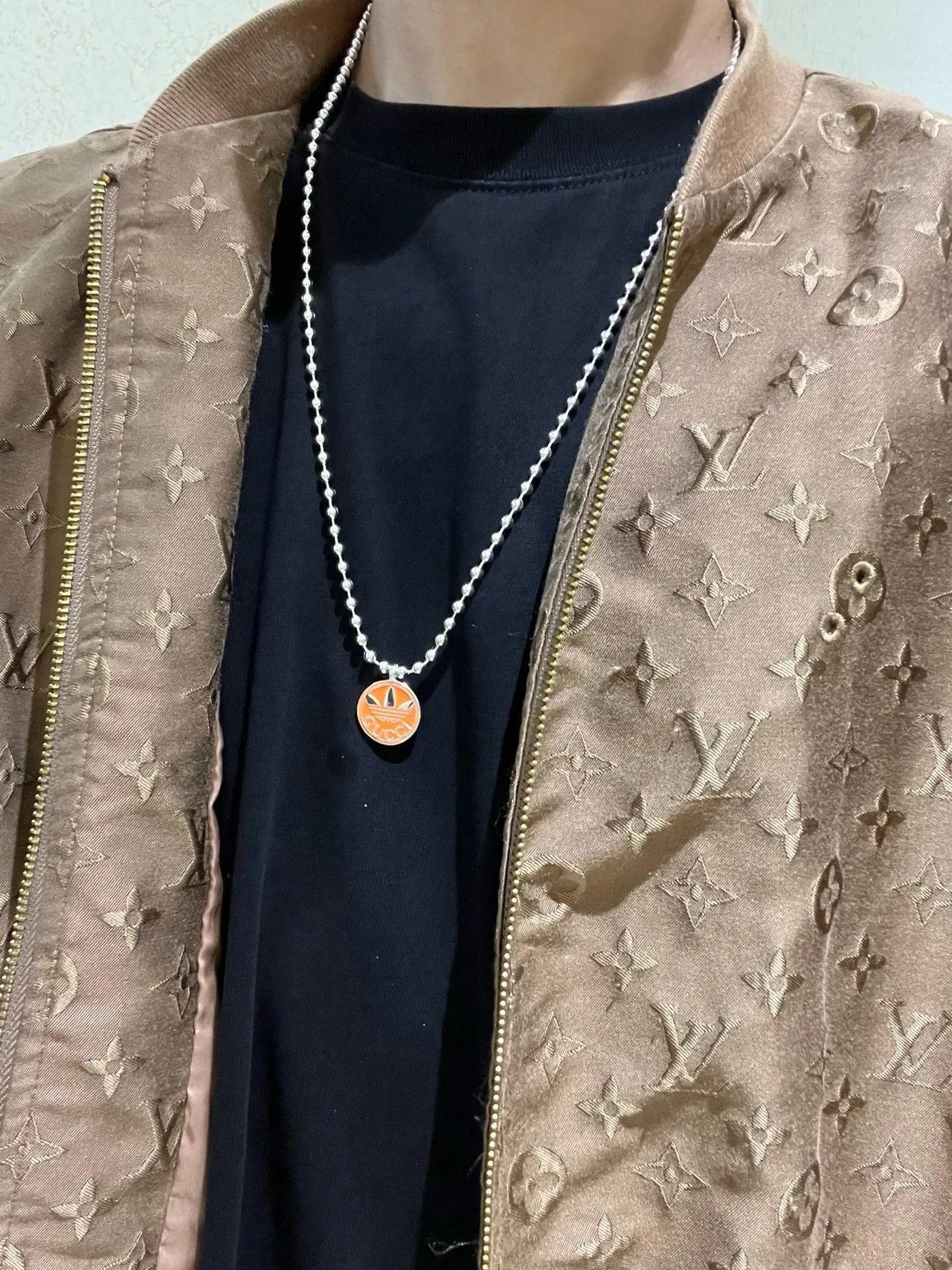 Gucci x Adidas Colar com pingente Trefoil de esmalte laranja e corrente de bolas prata 2