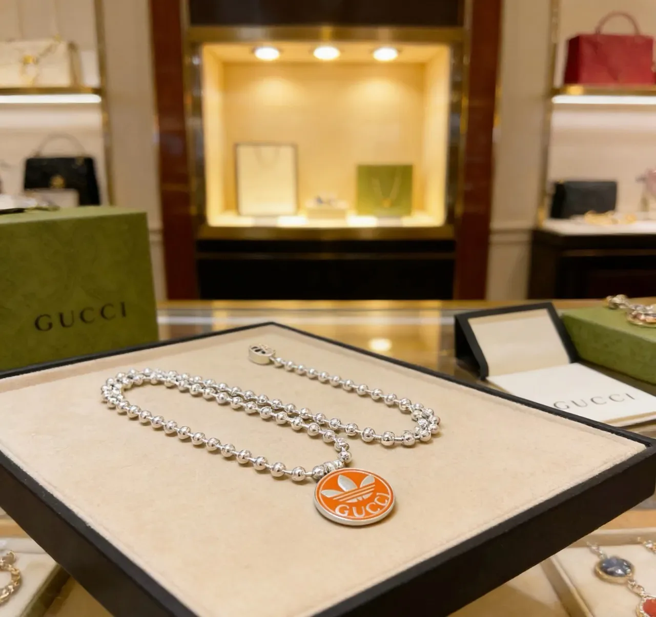 Gucci x Adidas Colar com pingente Trefoil de esmalte laranja e corrente de bolas prata 3