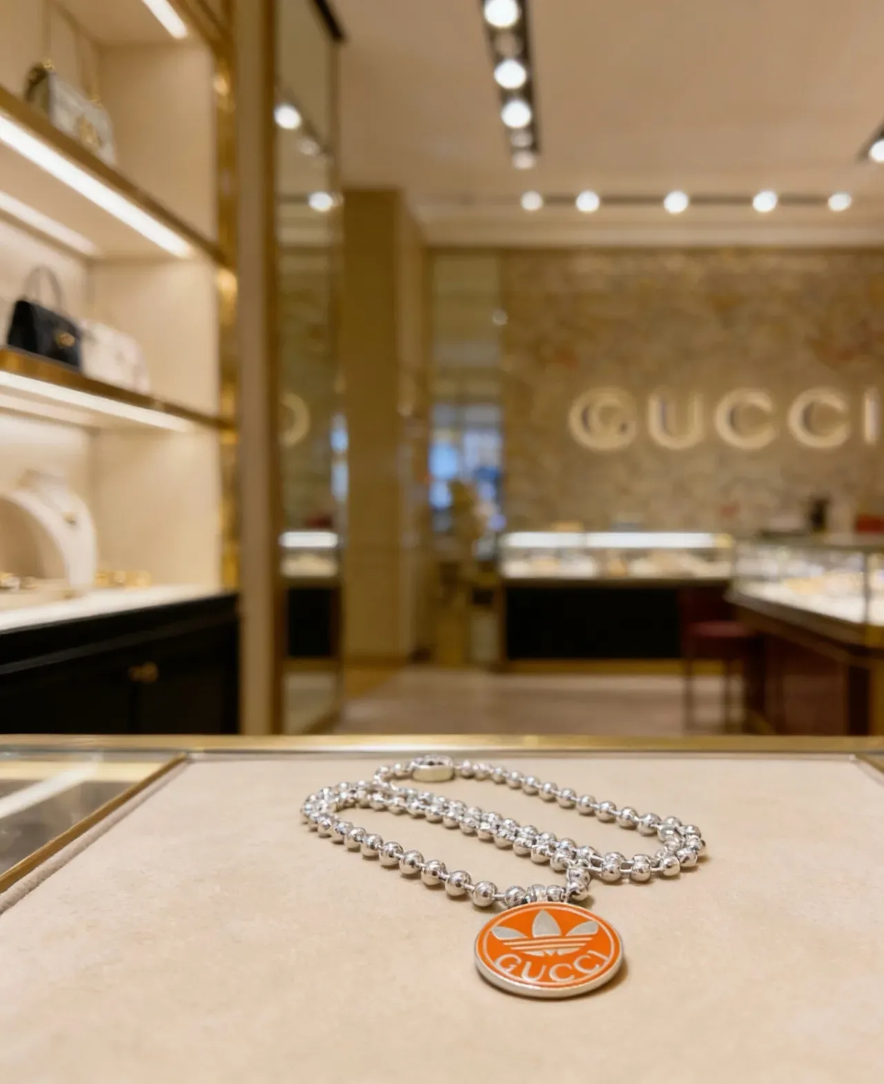 Gucci x Adidas Colar com pingente Trefoil de esmalte laranja e corrente de bolas prata 4