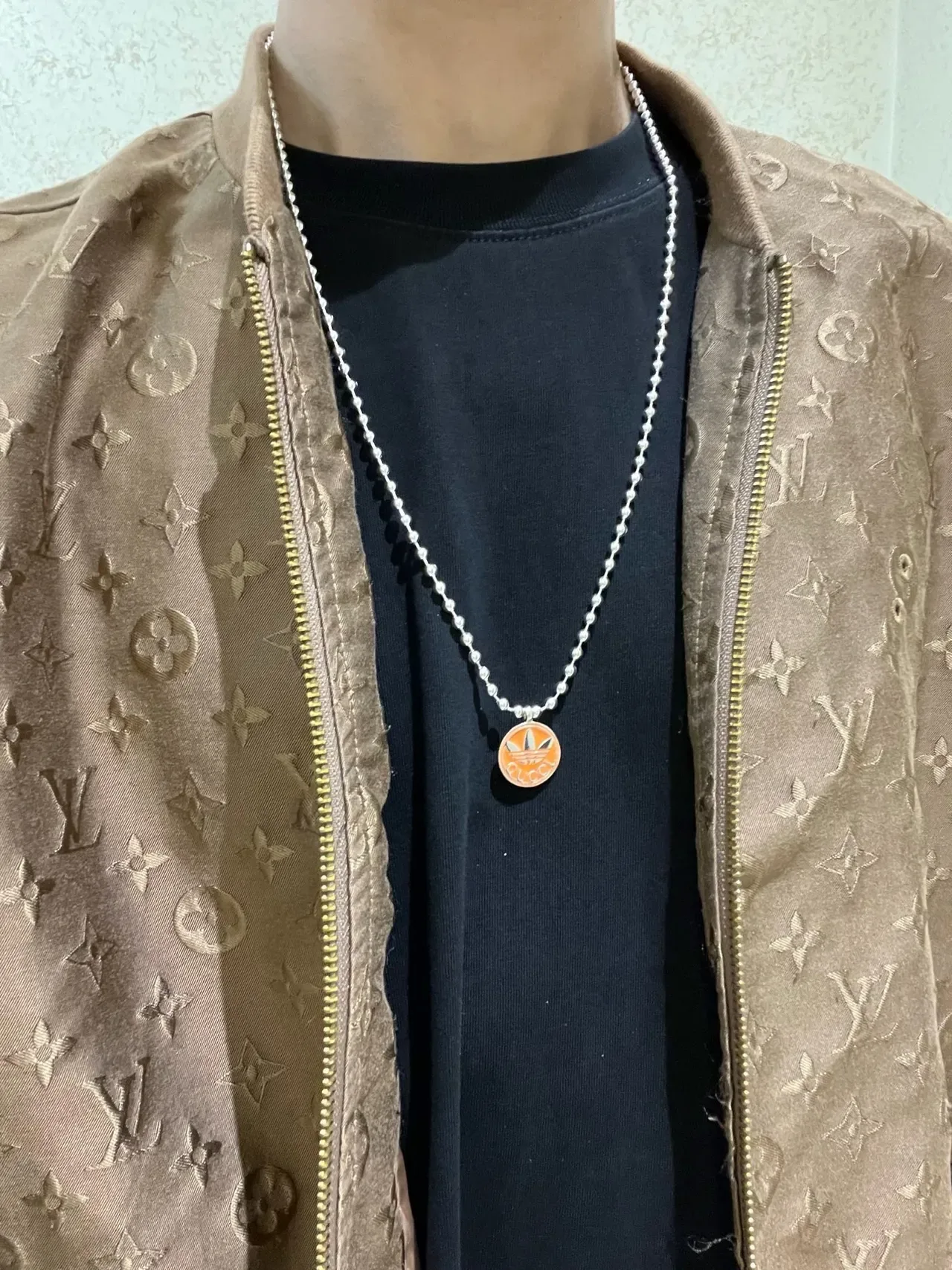 Gucci x Adidas Colar com pingente Trefoil de esmalte laranja e corrente de bolas prata 5