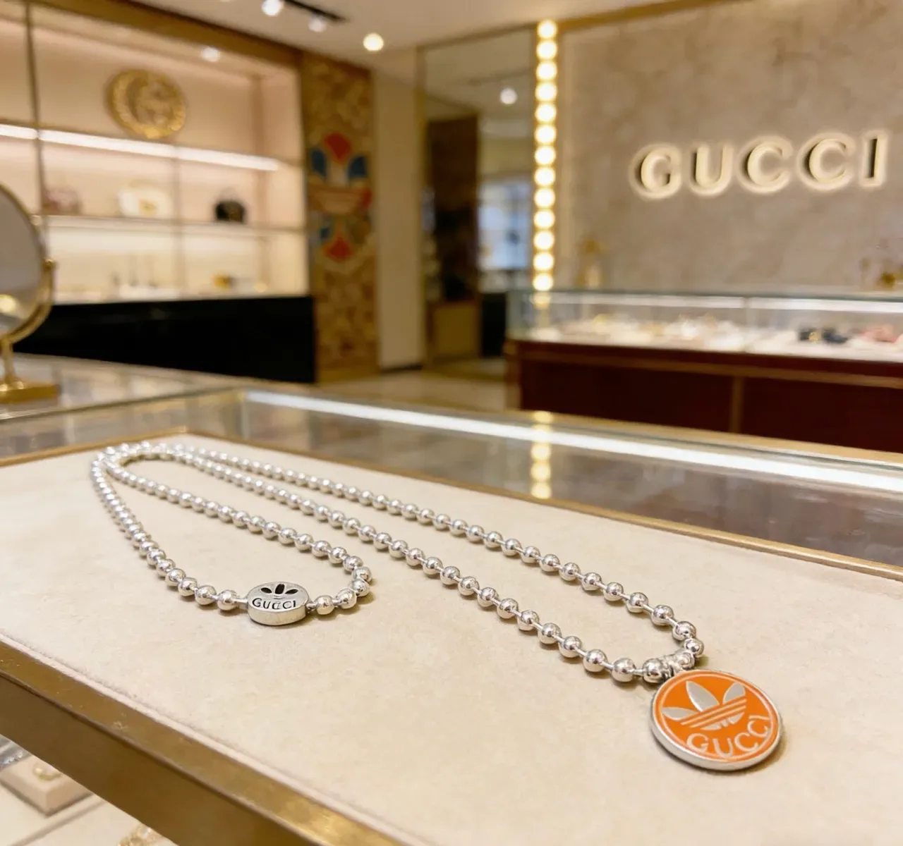 Gucci x Adidas Colar com pingente Trefoil de esmalte laranja e corrente de bolas prata 6