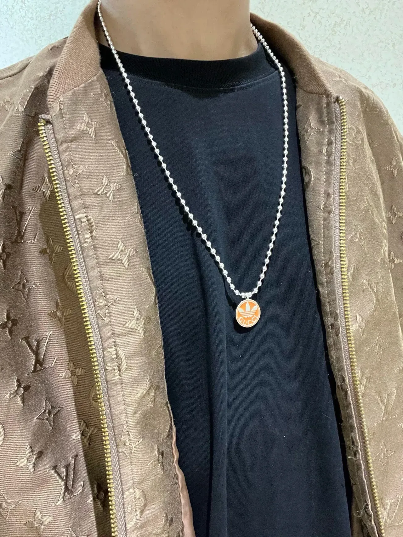 Gucci x Adidas Colar com pingente Trefoil de esmalte laranja e corrente de bolas prata 8