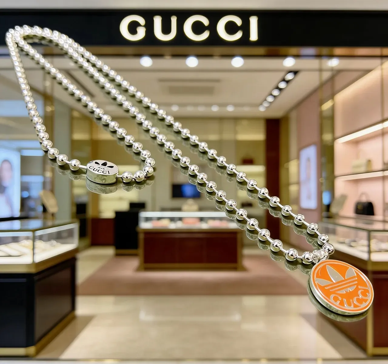 Gucci x Adidas Colar com pingente Trefoil de esmalte laranja e corrente de bolas prata 9
