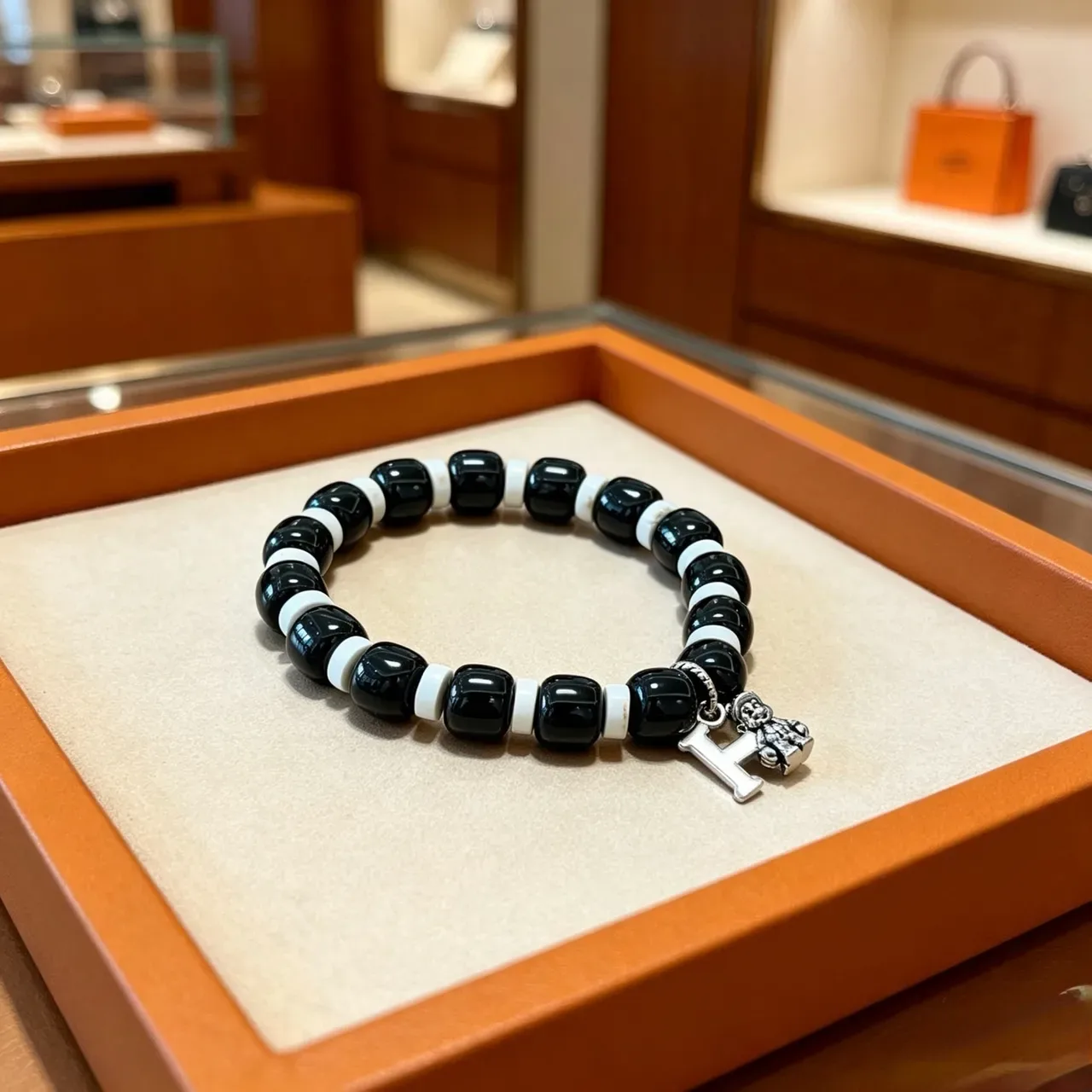 Hermès 黑白串珠魅力手链 2