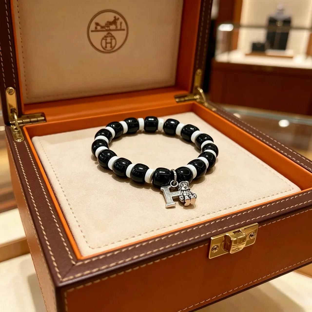 Hermès 黑白串珠魅力手链 9