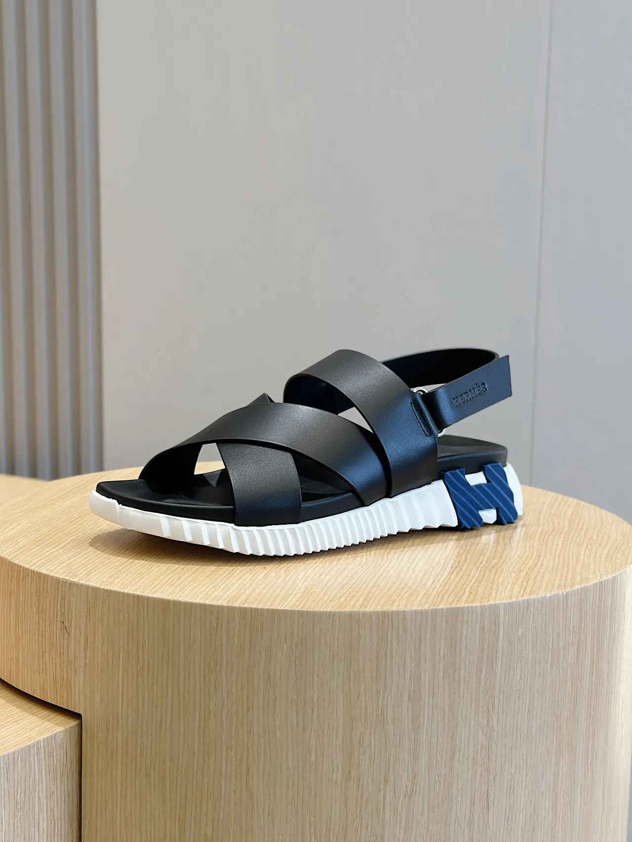 Hermès Sandalias casual negras con tiras cruzadas y suela gruesa 2