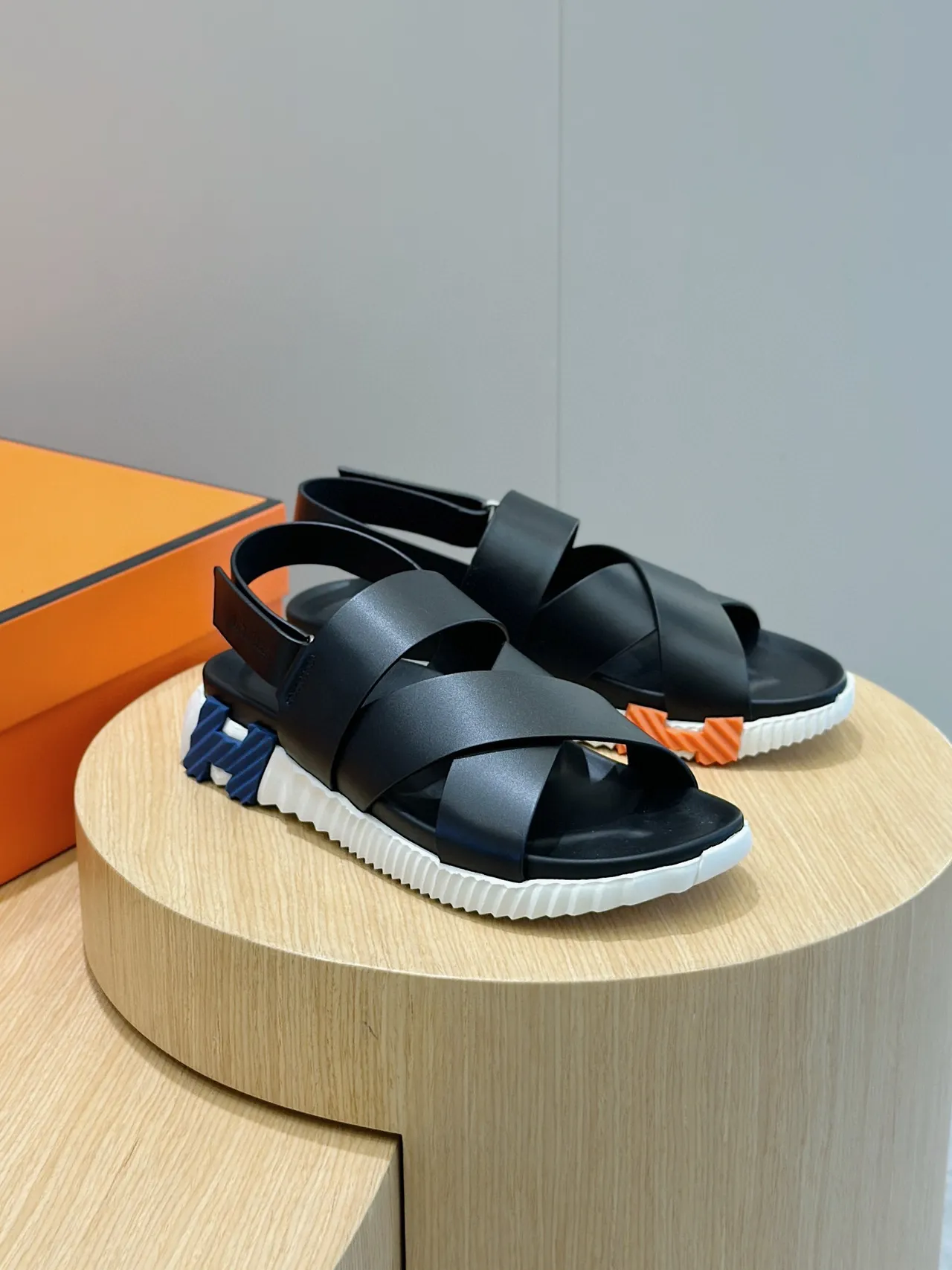 Hermès Sandalias casual negras con tiras cruzadas y suela gruesa 3
