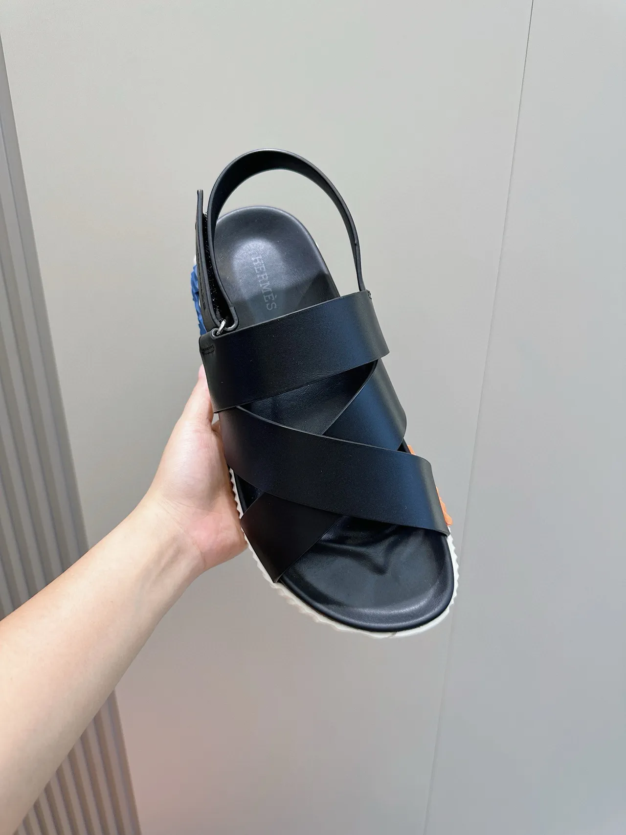 Hermès Sandalias casual negras con tiras cruzadas y suela gruesa 4