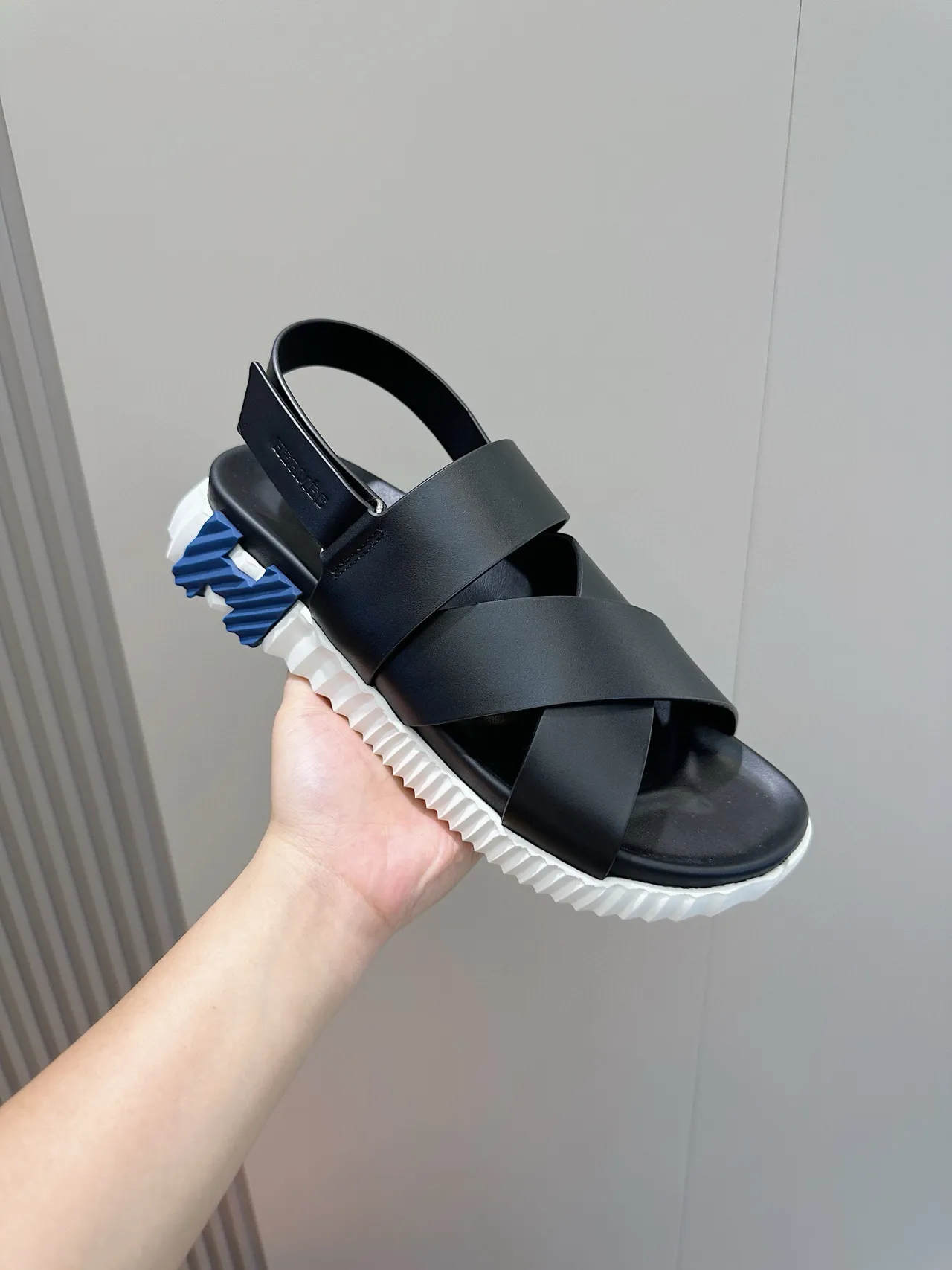 Hermès Sandalias casual negras con tiras cruzadas y suela gruesa 5
