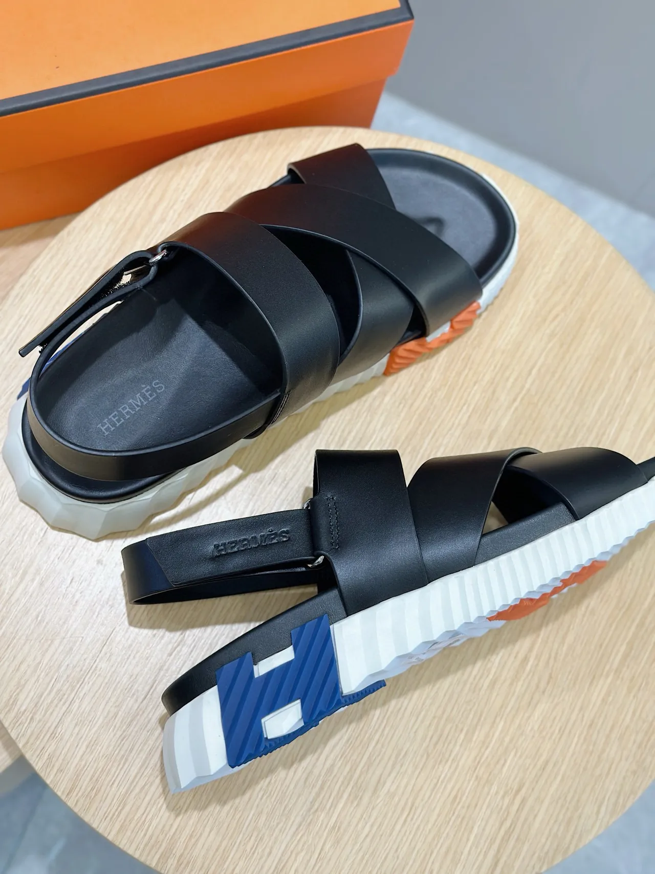 Hermès Sandalias casual negras con tiras cruzadas y suela gruesa 7
