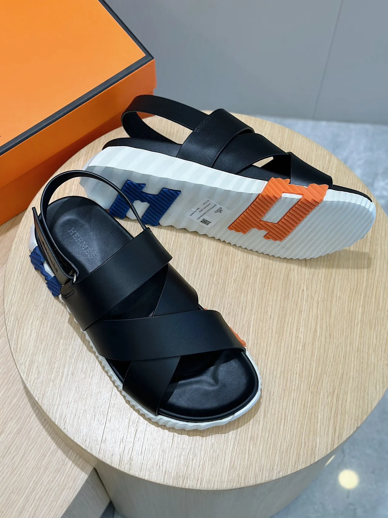 Hermès Sandalias casual negras con tiras cruzadas y suela gruesa 8