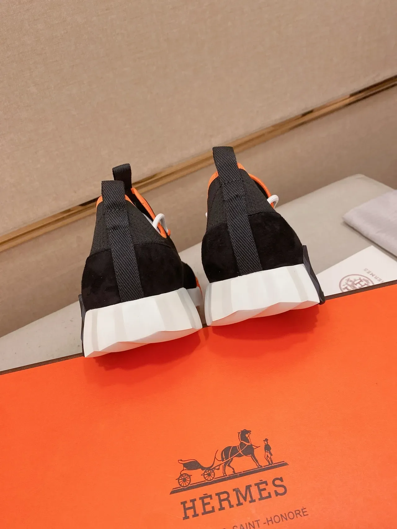 Hermès कालो कमला बोनা मोजा फिट उपर स्काल्पचार्ड रिज्ड सादा तला लाइफस्टाइल स्निकार 3