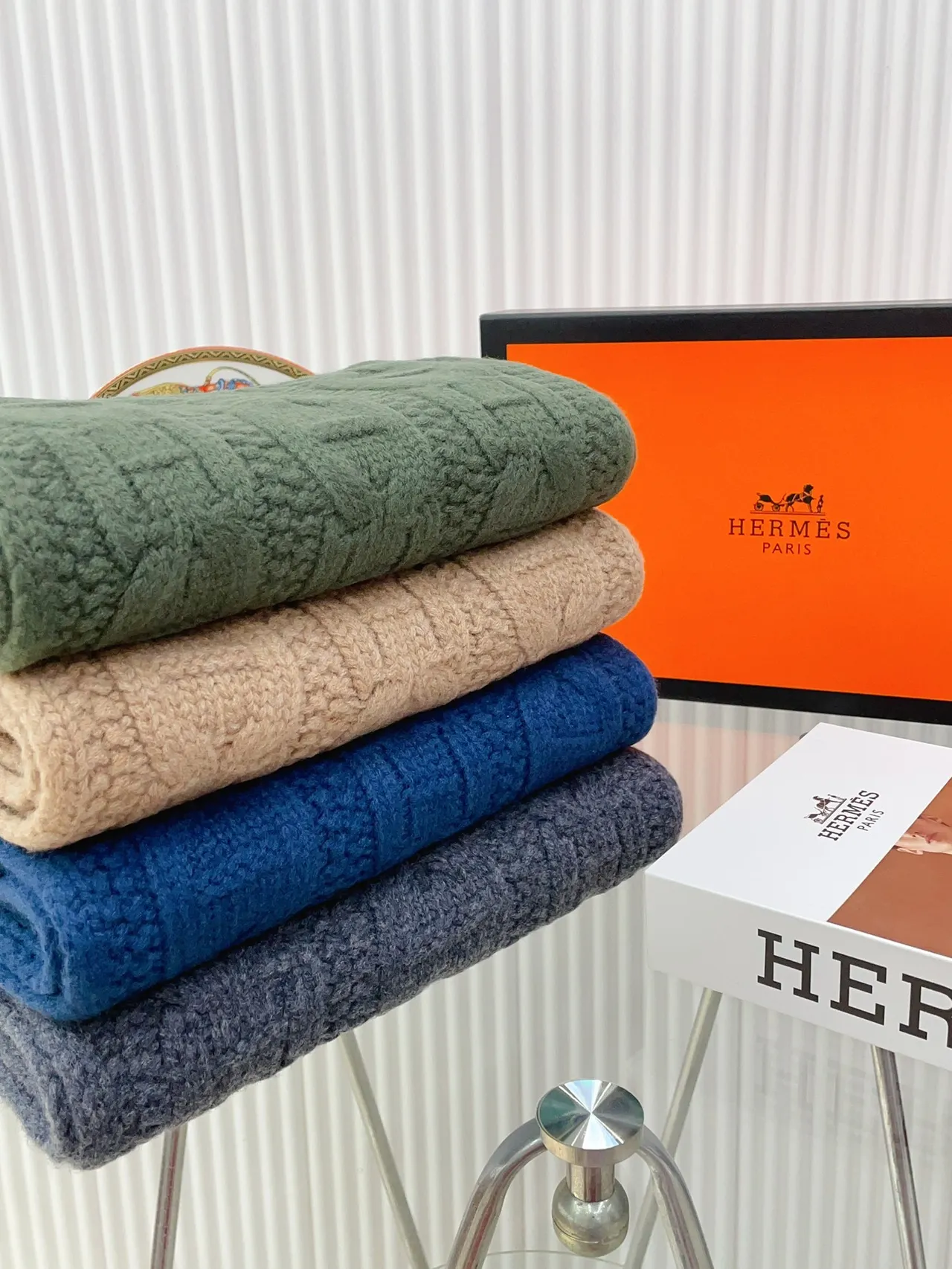Hermès Écharpe de Cachemire Tricot canalé bleu épais texturé côtelé 4