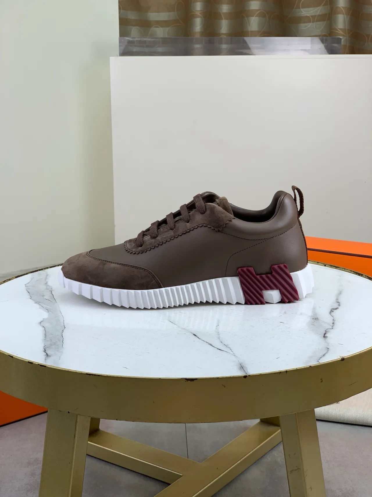 Hermès বাদামি সাদা চামড়া এবং স্যুড উপরের অংশ রিজড মিডসোল লাইফস্টাইল স্নিকার্স 5