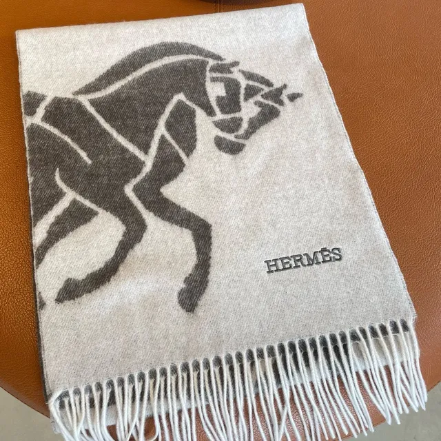 Hermès 骑马图案羊绒围巾 4