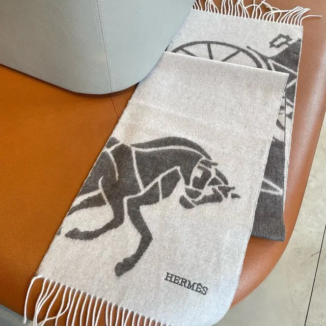 Hermès 骑马图案羊绒围巾 6