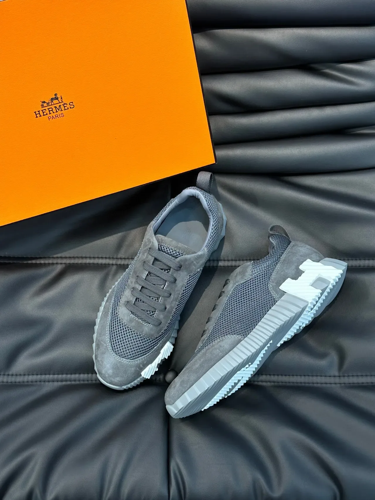 Hermès Tênis Lifestyle Cinza de Couro Aveludado e Malha com Cadarço 2