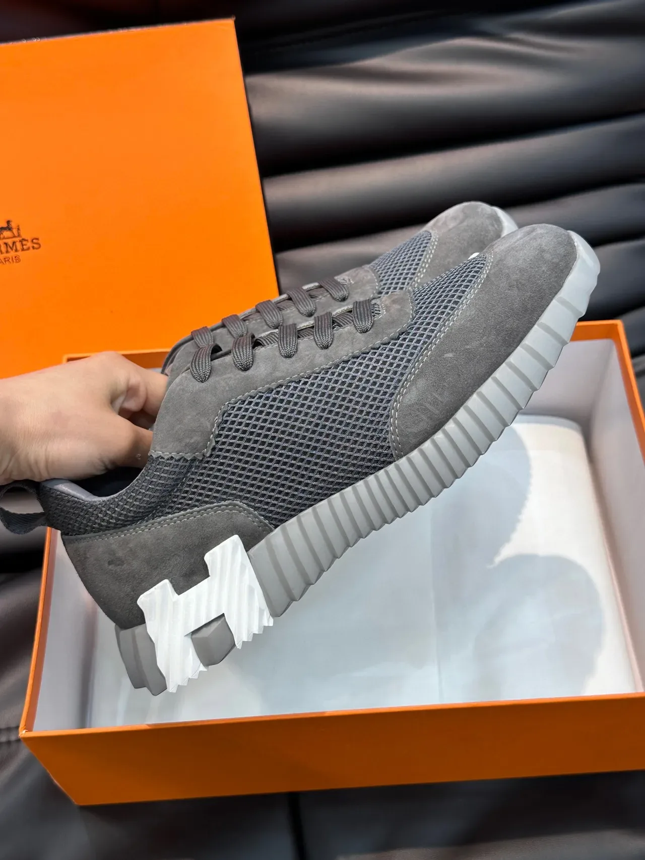 Hermès Tênis Lifestyle Cinza de Couro Aveludado e Malha com Cadarço 5