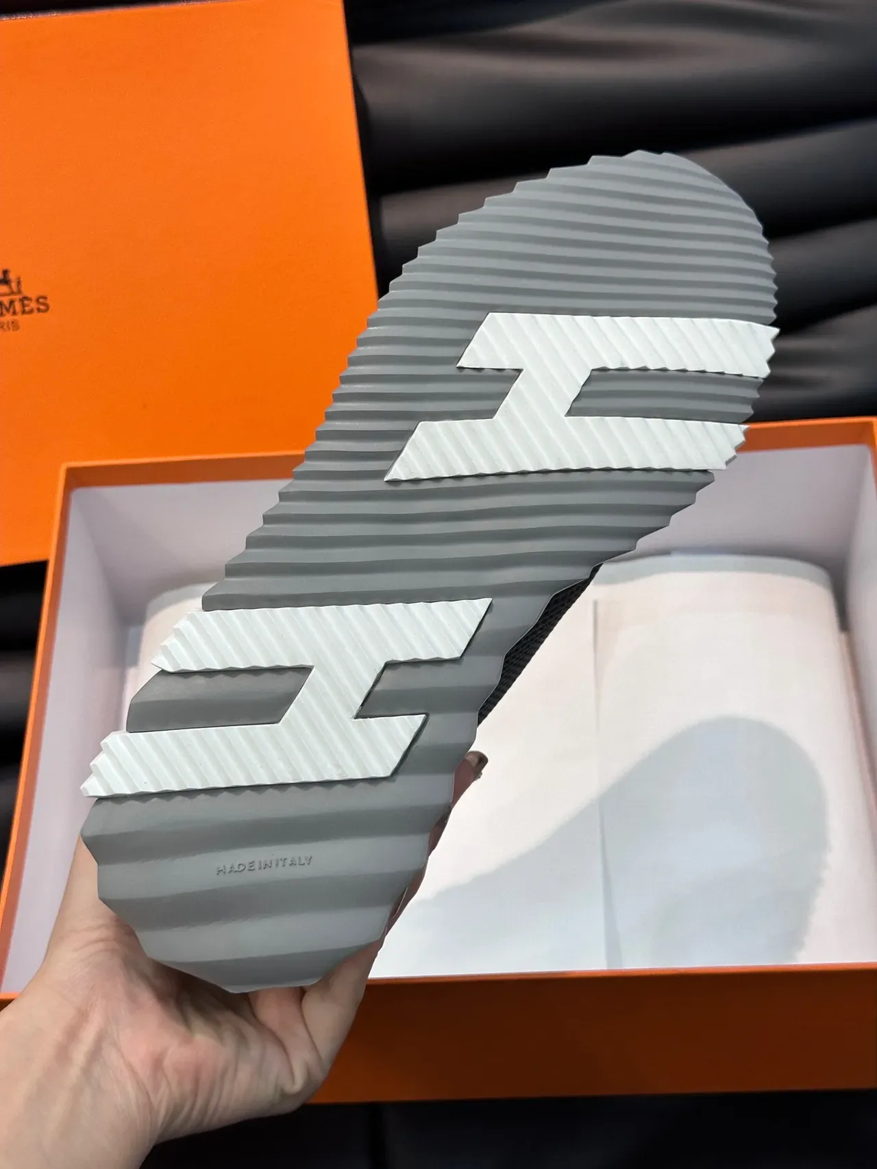 Hermès Tênis Lifestyle Cinza de Couro Aveludado e Malha com Cadarço 9