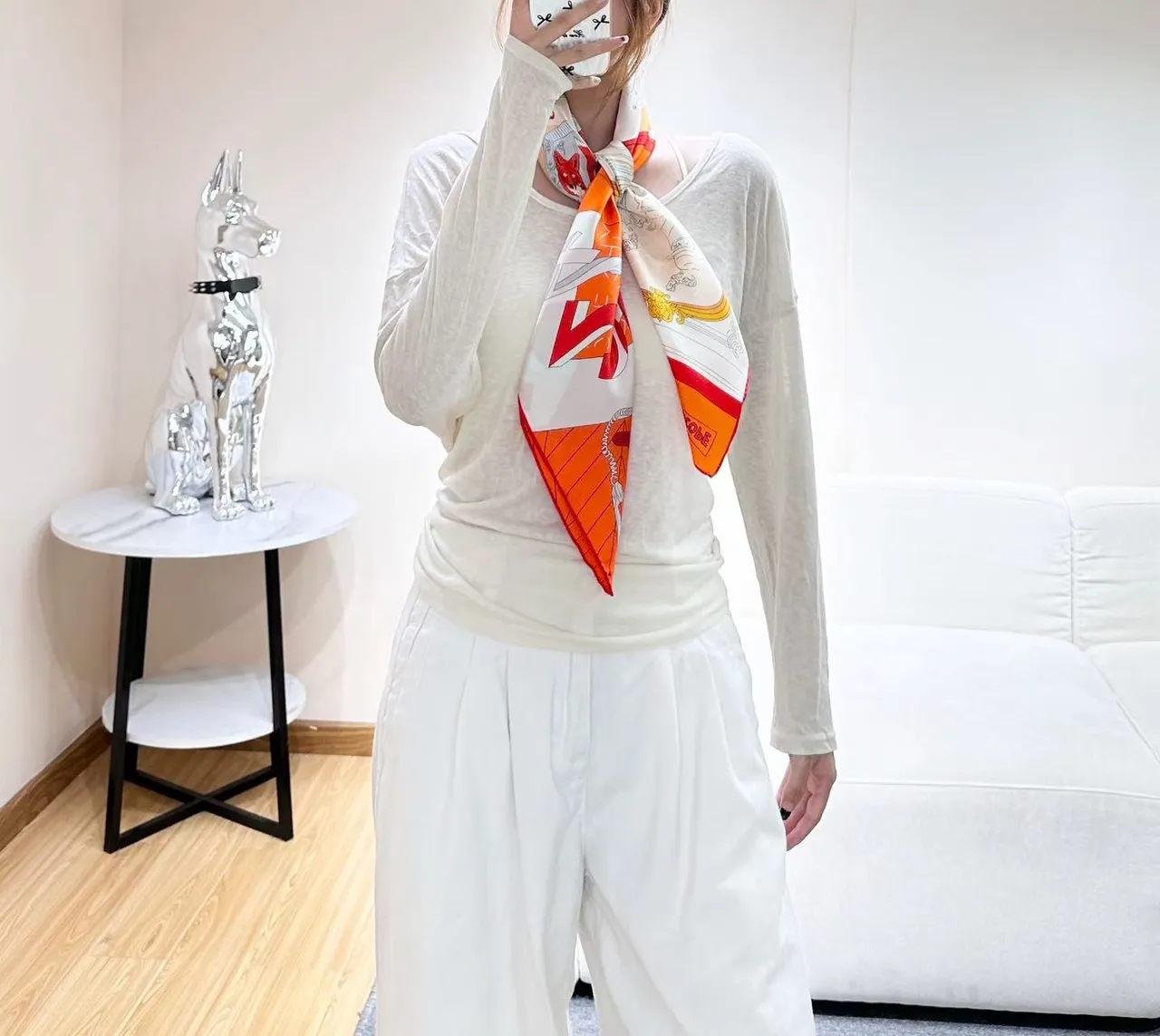 Hermès चित्रित आंतरिक दृश्य नारंगी रेशम स्कार्फ 8