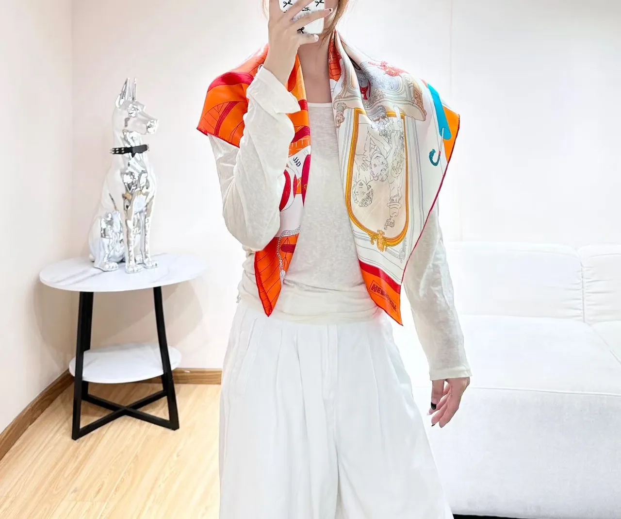 Hermès चित्रित आंतरिक दृश्य नारंगी रेशम स्कार्फ 9