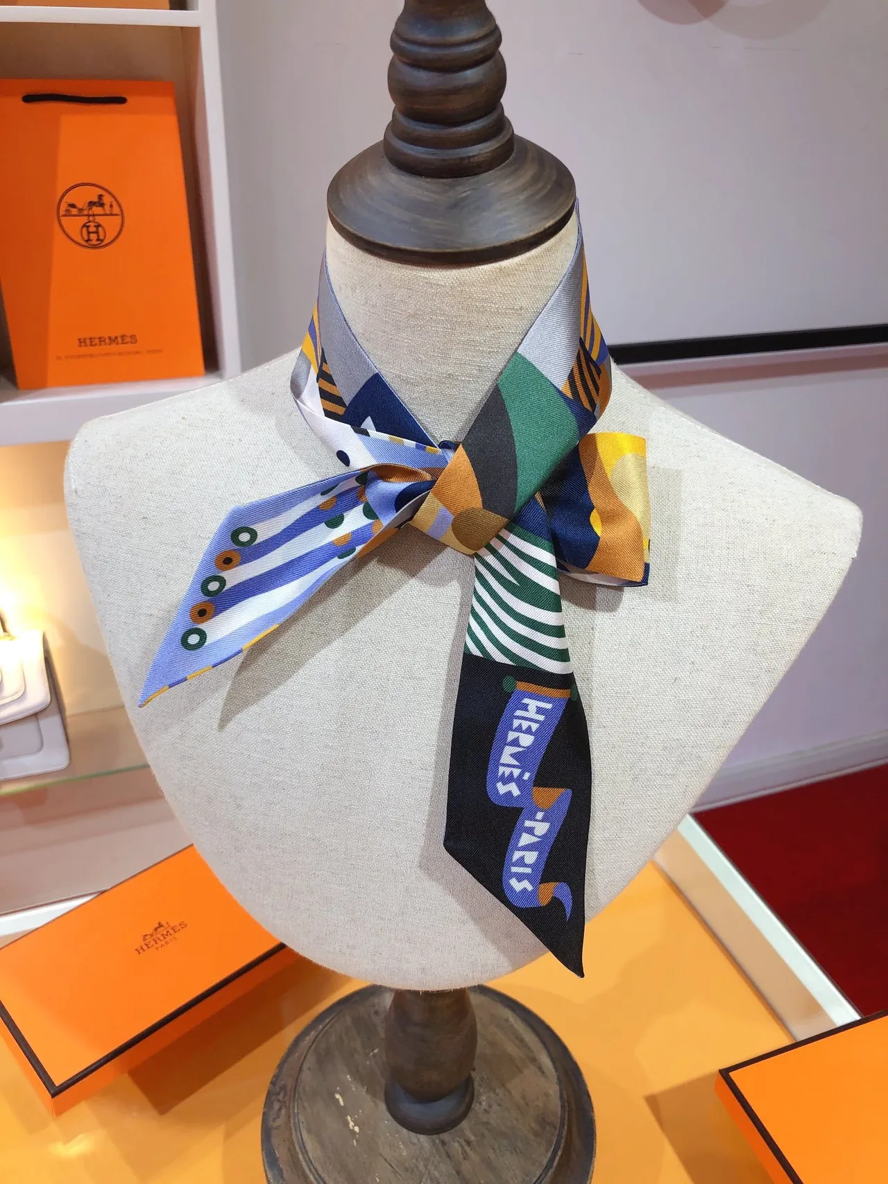 Hermès écharpe en soie à impression géométrique multicolore 1