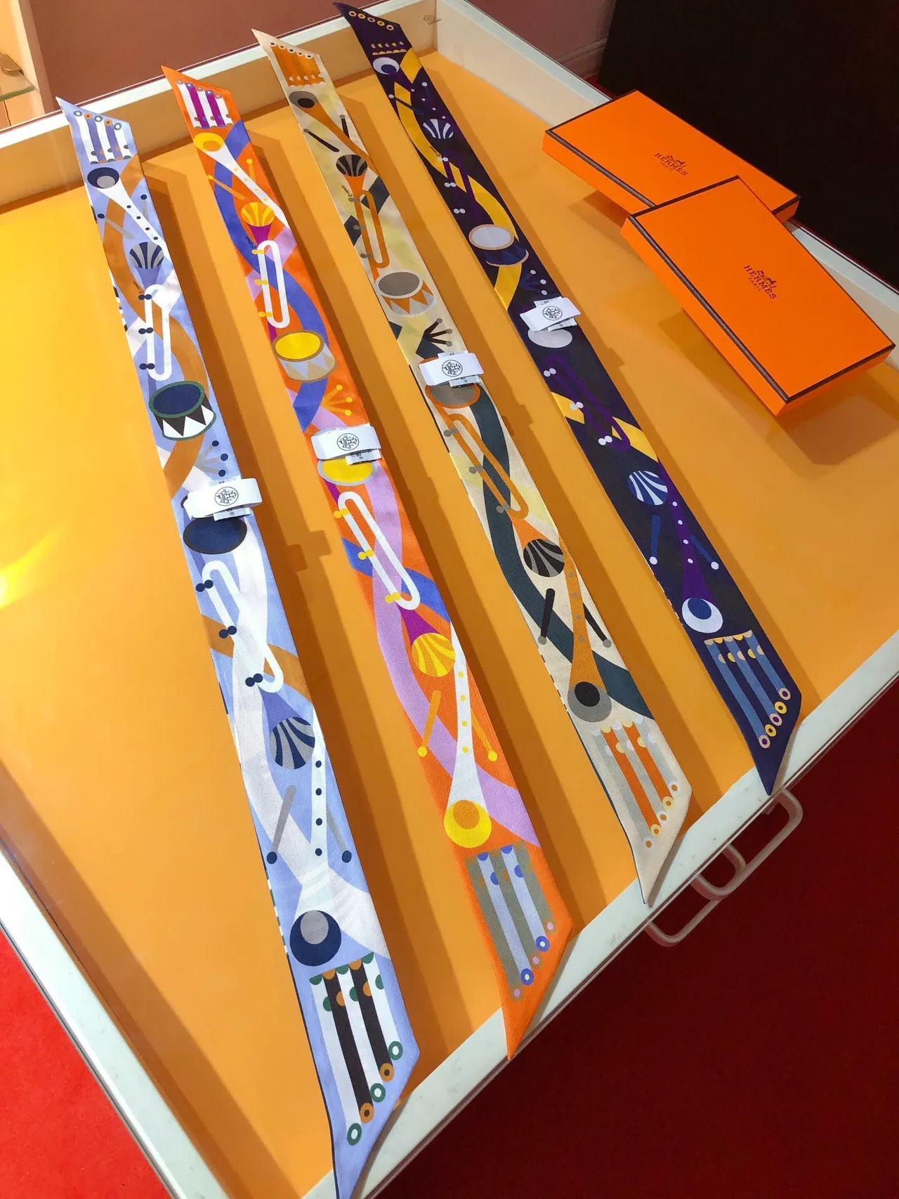 Hermès écharpe en soie à impression géométrique multicolore 4