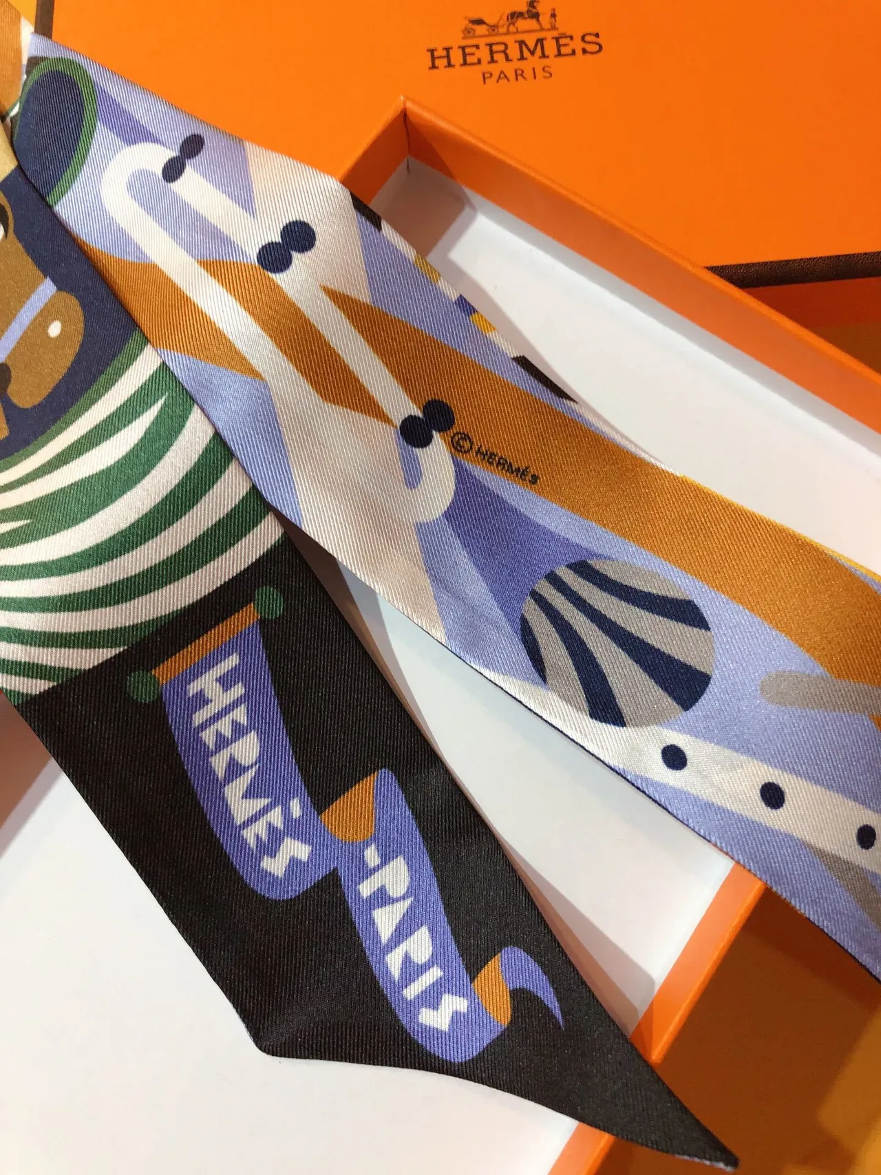 Hermès écharpe en soie à impression géométrique multicolore 7