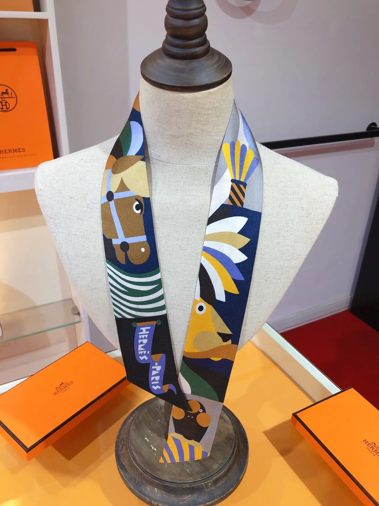 Hermès écharpe en soie à impression géométrique multicolore 8
