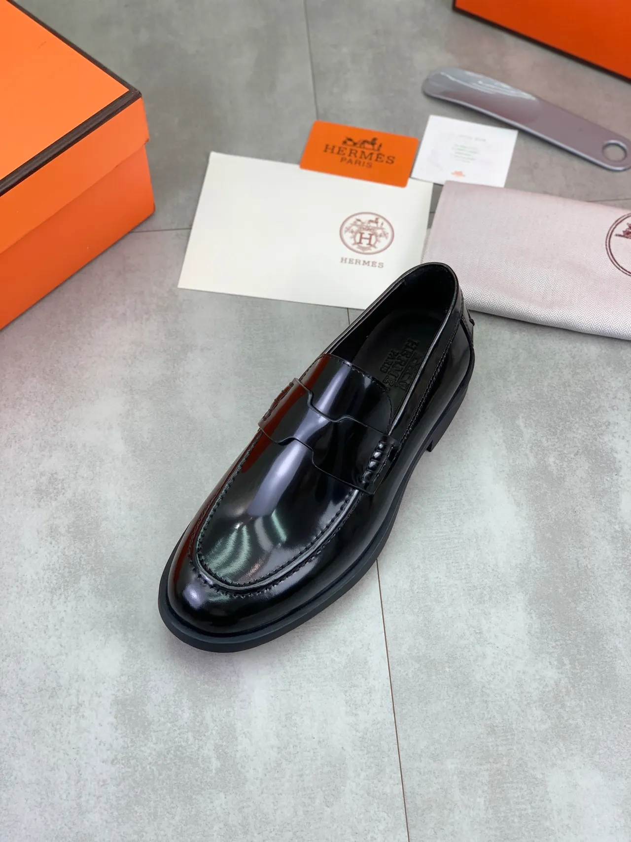 Hermès Oran Loafer mocassins en cuir patenté noir 4