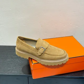 Hermès Oran लोफर tan सuede बकल स्ट्रैप लोफर