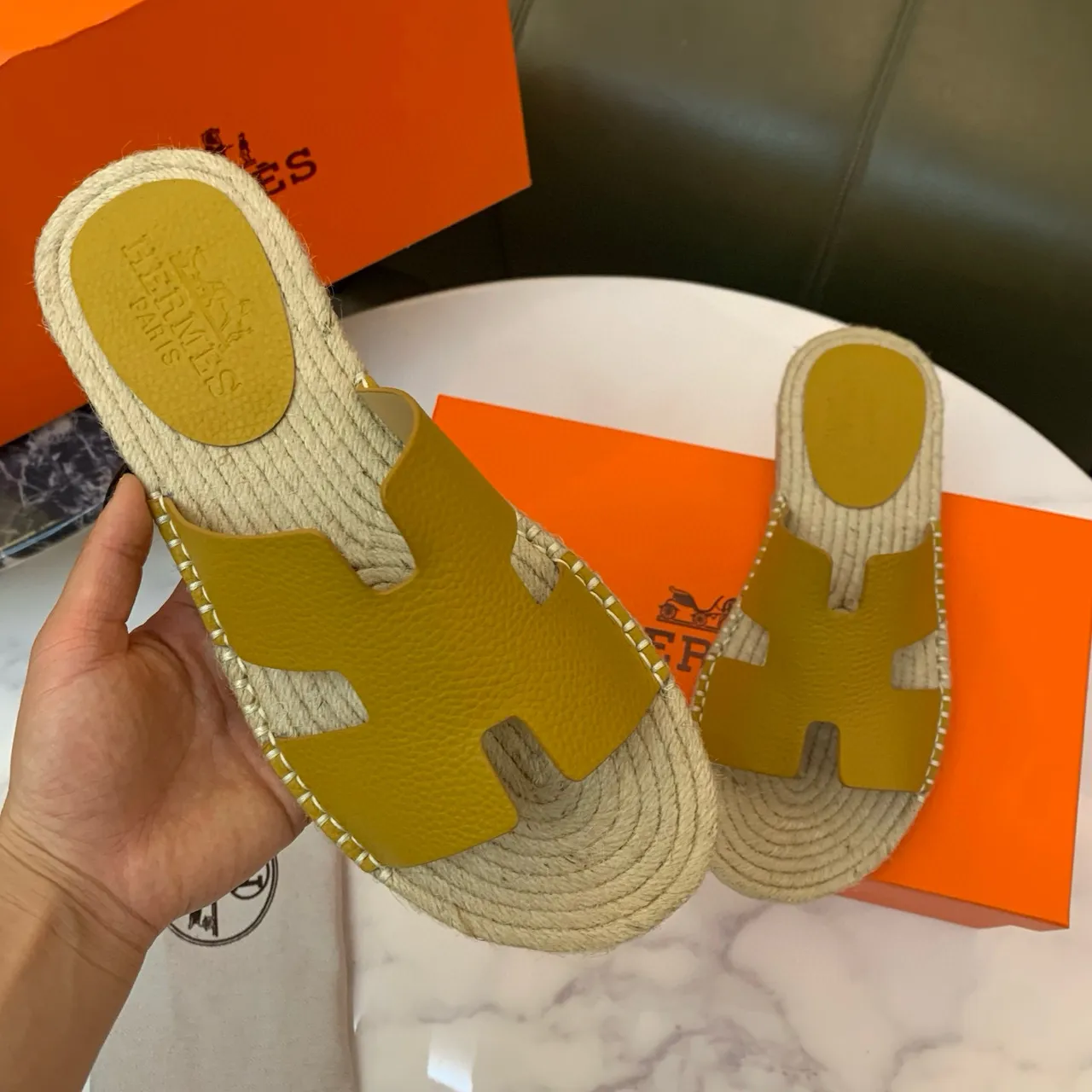 Hermès Oran 芥末黄皮革 H-Strap 编织苎麻拖鞋 3